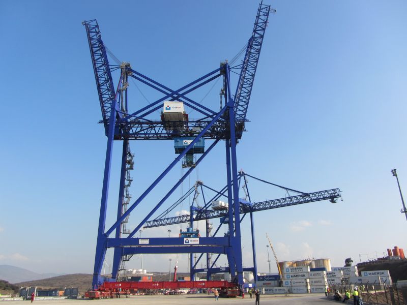 Double boom crane in Aliağa, Izmir, Turkey © TCEEGE